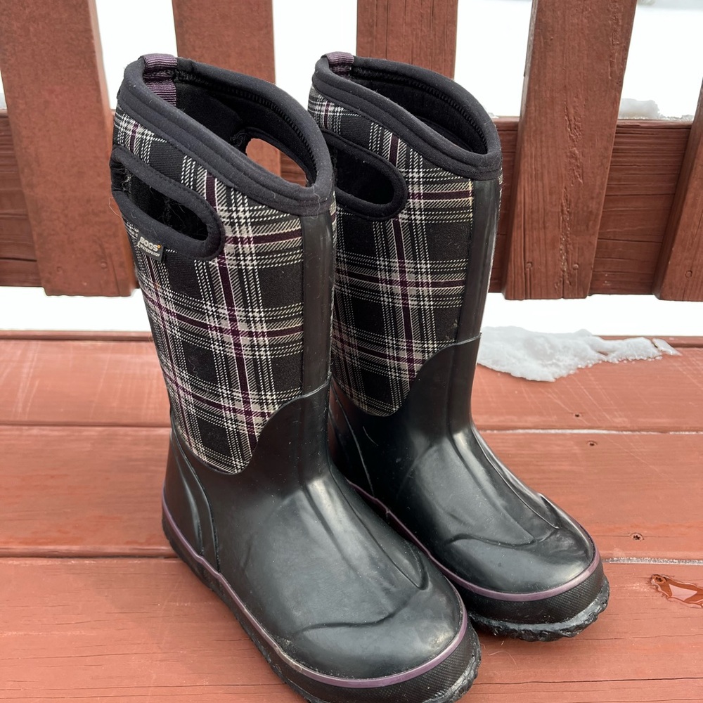 Bogs Kids Boots in Black and Purple Plaid